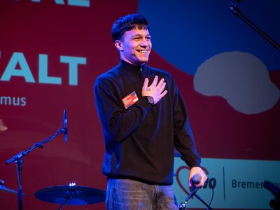 Rapper Esmo | © AWO Bremerhaven/Simone Hryzyk Rapper Esmo | © AWO Bremerhaven/Simone Hryzyk