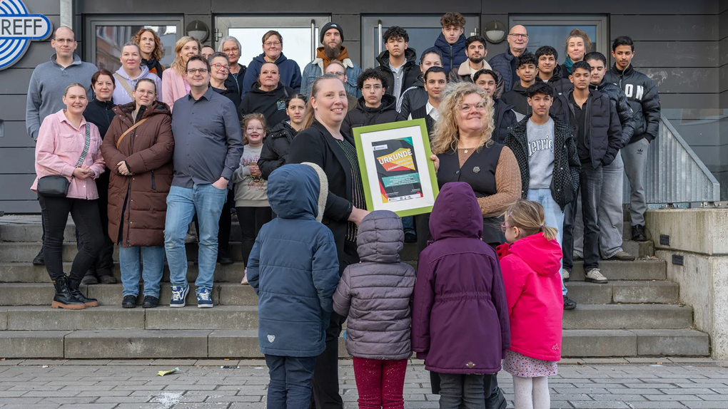 Gruppenfoto der Preistäger vor dem Lehe-Treff | © AWO Bremerhaven / Simone Hryzyk