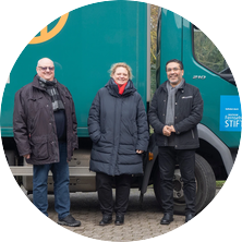 Thorsten Büsker, Silke Rupietta und Amgad Abdelmoniem Das Foto zeigt  Thorsten Büsker, Silke Rupietta und Amgad Abdelmoniem, die vor einem Transporter der Tafel Bremerhaven stehen