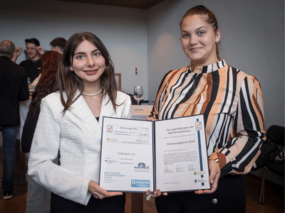 Zwei junge Frauen zeigen Stolz ihre Urkunde | © AWO Bremerhaven / Simone Hryzyk