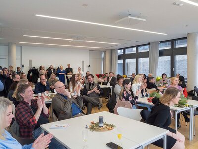 Gute Stimmung bei der Examensfeier 2024 Das Foto zeigt gut gelaunte Gäste bei der Examensfeier 2024